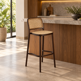 Banqueta Rattan Marrom e Bege em cozinha contemporânea