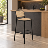 Banqueta Rattan Preta e Bege em cozinha contemporânea