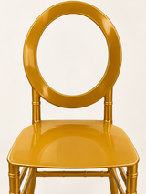 Detalhe da cadeira de festa dourada