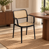 Cadeira Rattan com Braços Preta e Bege em ambiente contemporâneo