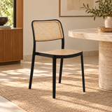 Cadeira Rattan Preta e Bege em ambiente contemporâneo