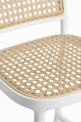 Detalhe do assento da Banqueta Rattan Branca e Bege